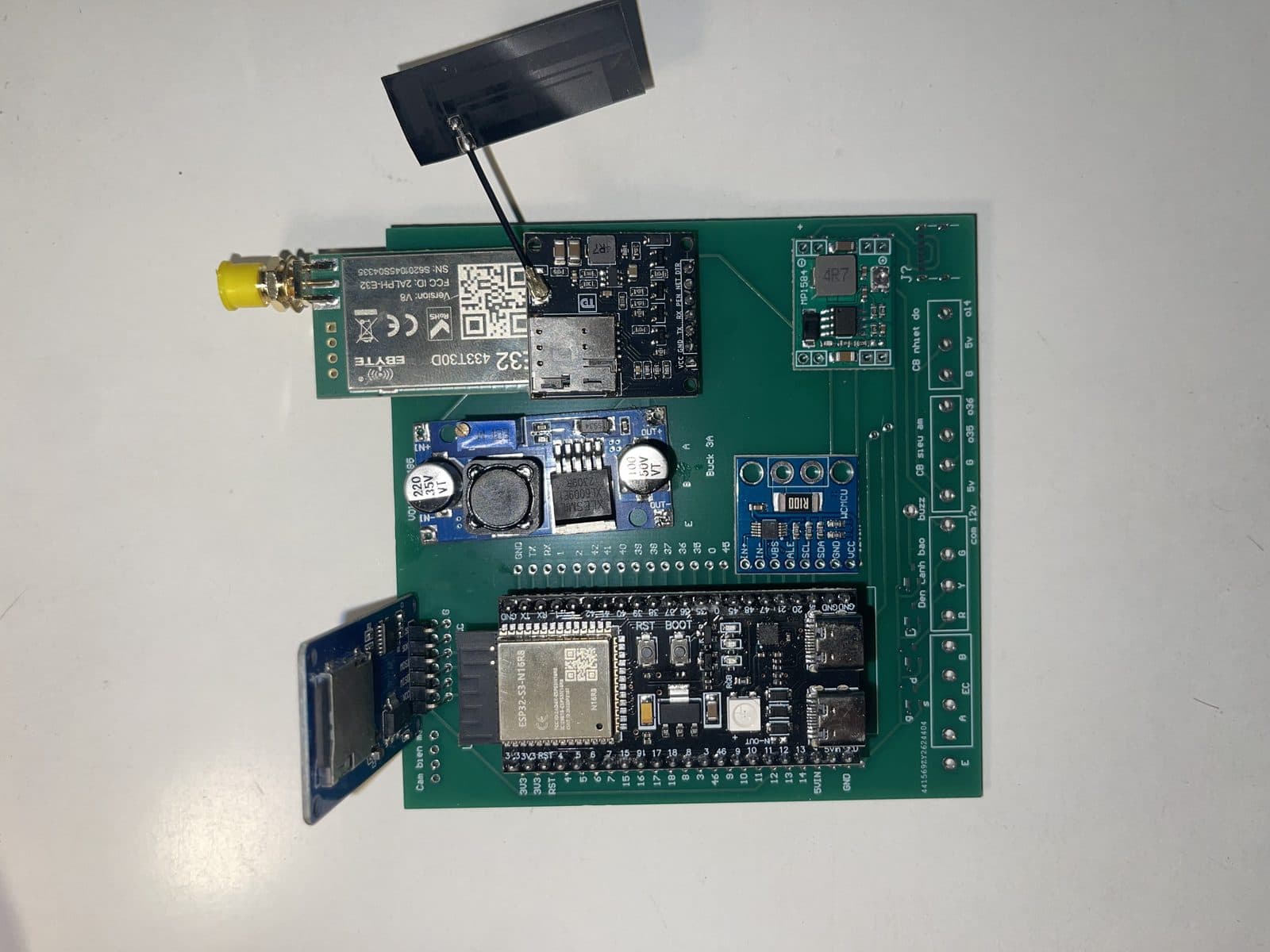Bo mạch gateway với ESP32-S3, module LoRa và module 4G